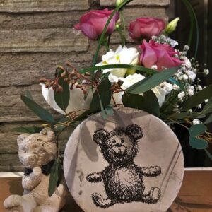 Blomsterdekorasjon med bamse